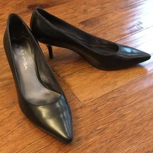 Via Spiga black leather Nikole pointy heels used